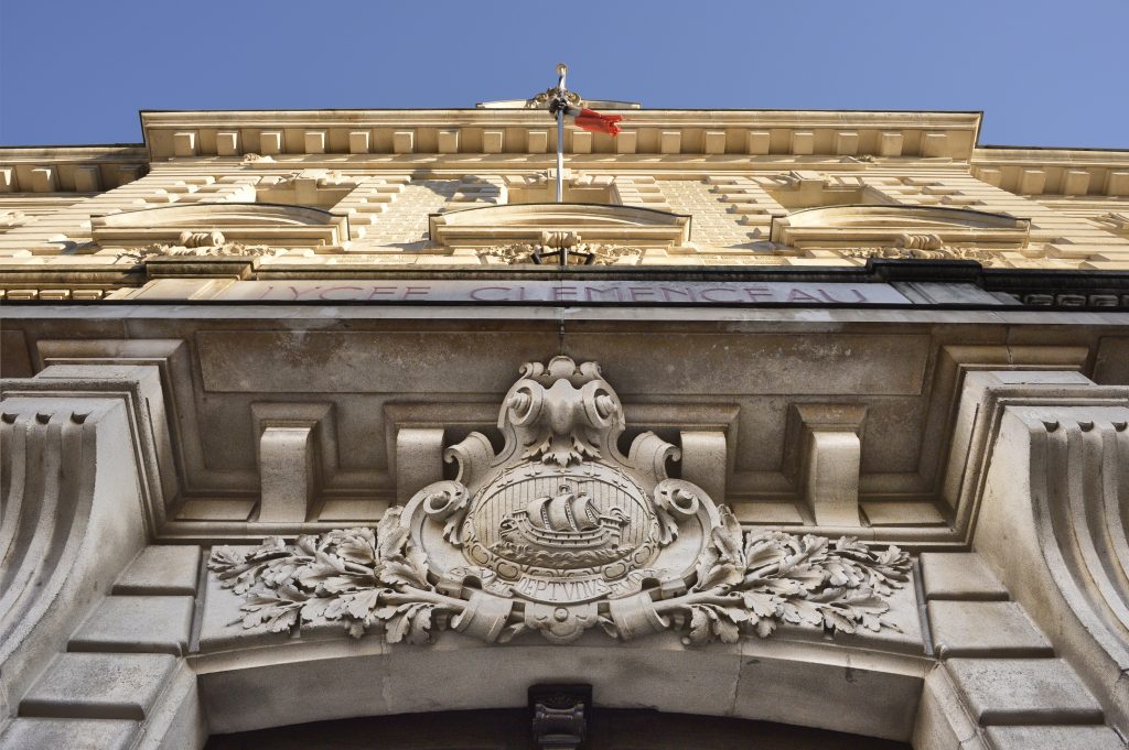 Le lycée Clemenceau fronton devise ville Nantes favorise les voyageurs Favet Neptunus eunti bestrd